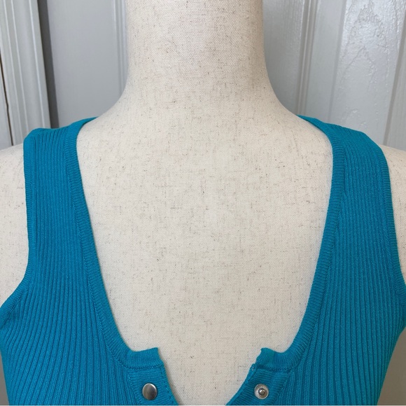 Fashion Nova “Friends forever” cropped top - Picture 5 of 8